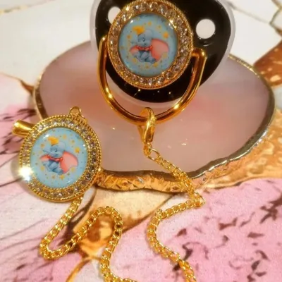 Tétine Dumbo Taille Unique – Forme Physiologique avec Protection & Attache Chaînette – Neuf